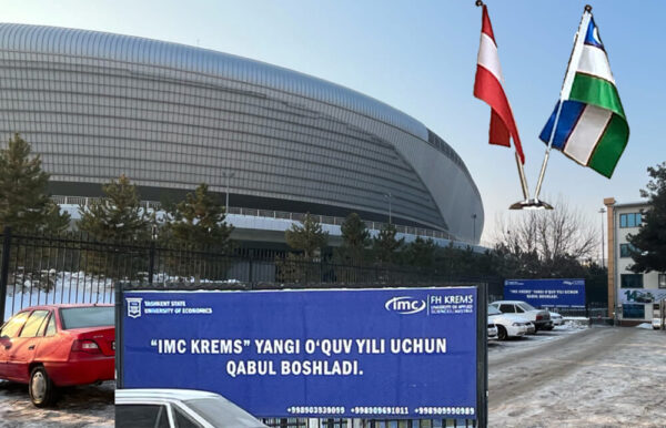 Bild-Montage aus drei Fotos: Humo-Arena in Taschkent, vergrößertes IMC-Transparent vom Eingang der Wirtschaftsuni sowie einer Österreich- und eienr Usbekistan-Fahne