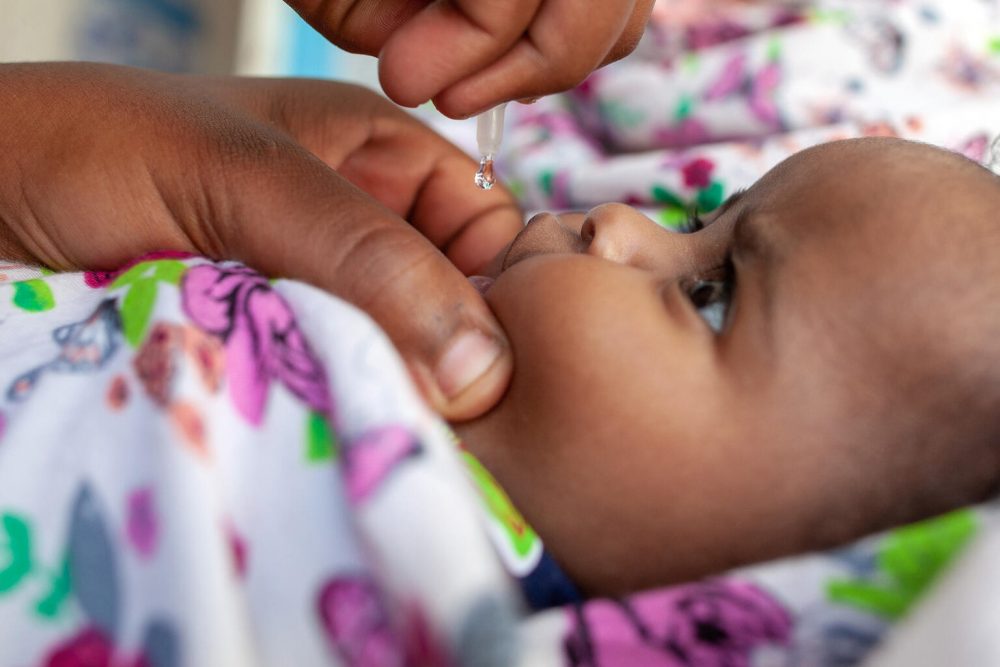 Das 3-monatige Baby bekommt eine Polio-Schluckimpfung im Gesundheitszentrum von Hargesia in Somaliland, einer autonomen Region in Somalia.