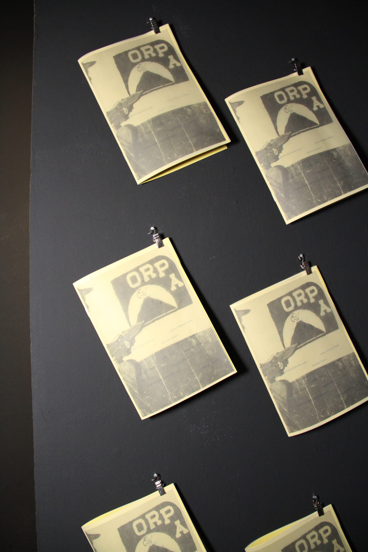 Informative hefte zu den Kunstwerken und Künstler:innen, der Katalog zur Ausstellung