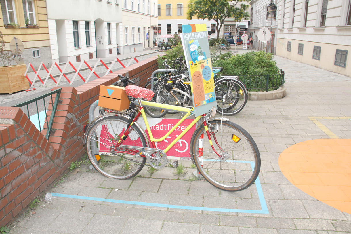 Vor der Schule steht schon lange dieses Rad mit Info-Plakat und hinten auf dem Gepäckträger eine hölzerne Kiste als Briefkasten für Wünsche und Ideen