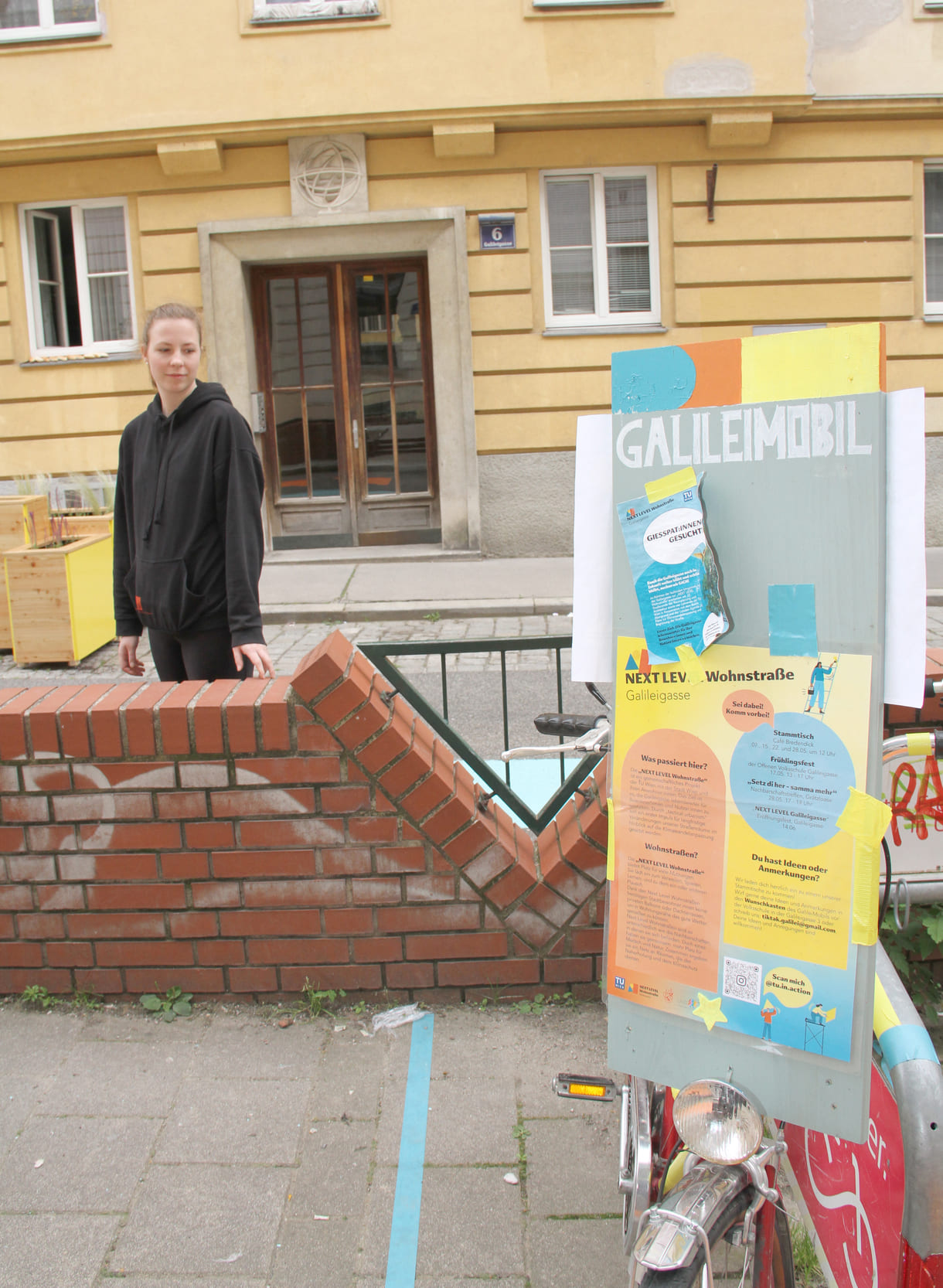 Vor der Schule steht schon lange dieses Rad mit Info-Plakat und hinten auf dem Gepäckträger eine hölzerne Kiste als Briefkasten für Wünsche und Ideen