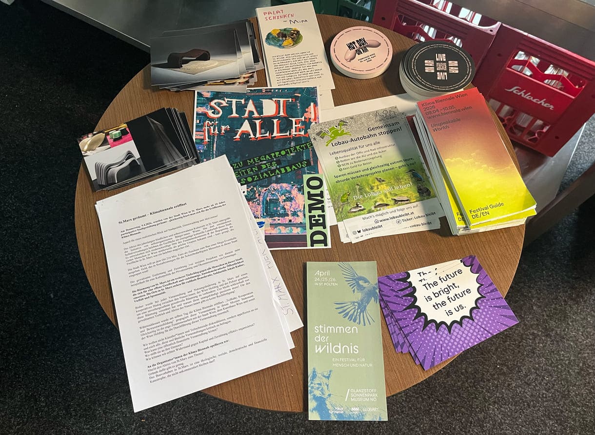 Runder Tisch mit Infos - auch einem Flugblatt gegen die Räumung in St. Marx