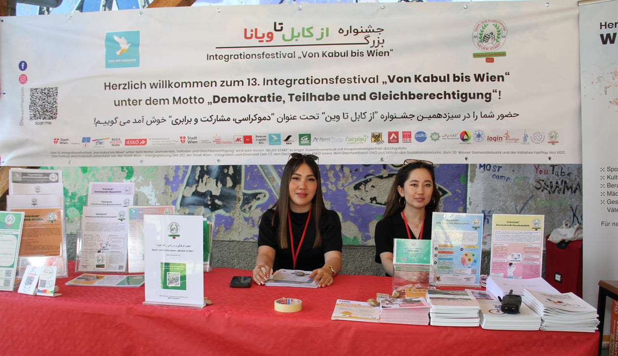Am Infostand es Vereins Neuer Start, der das Fest organisiert, gibt es auch viele andere Broschüren