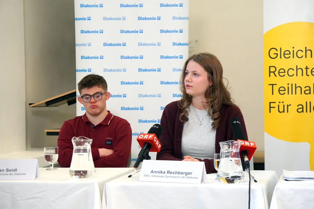 Zwei Jugendliche am Podium des Mediengesprächs: Julian Seidl und Annika Rechberger