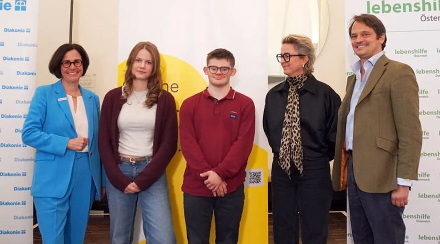 Maria Katharina Moser (Diakonie), ERG-Schülerin Annika Rechberger, Diakonie-Schüler Julian Seidl, Karin Riebenbauer (Inklusion Österreich) und Philippe Narval (Lebenshilfe Österreich)