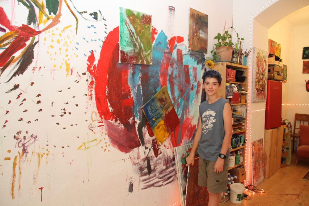 Junger Maler in seiner Bilderwelt