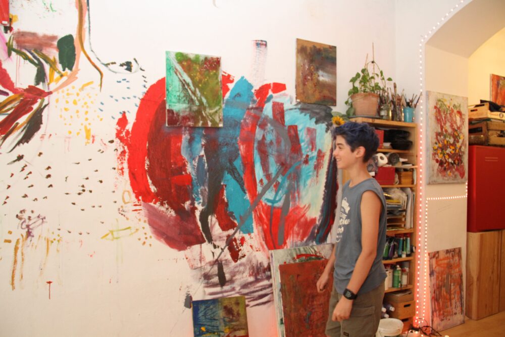 Junger Maler in seiner Bilderwelt