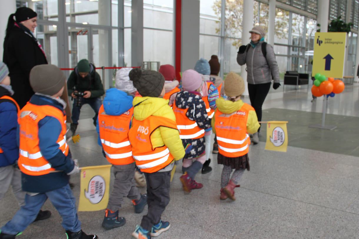 Kinderfreundegruppen aus der Leopoldstadt, dem 2. Wiener Bezirk, machten vor der Interädagogica aufmerksam auf den 