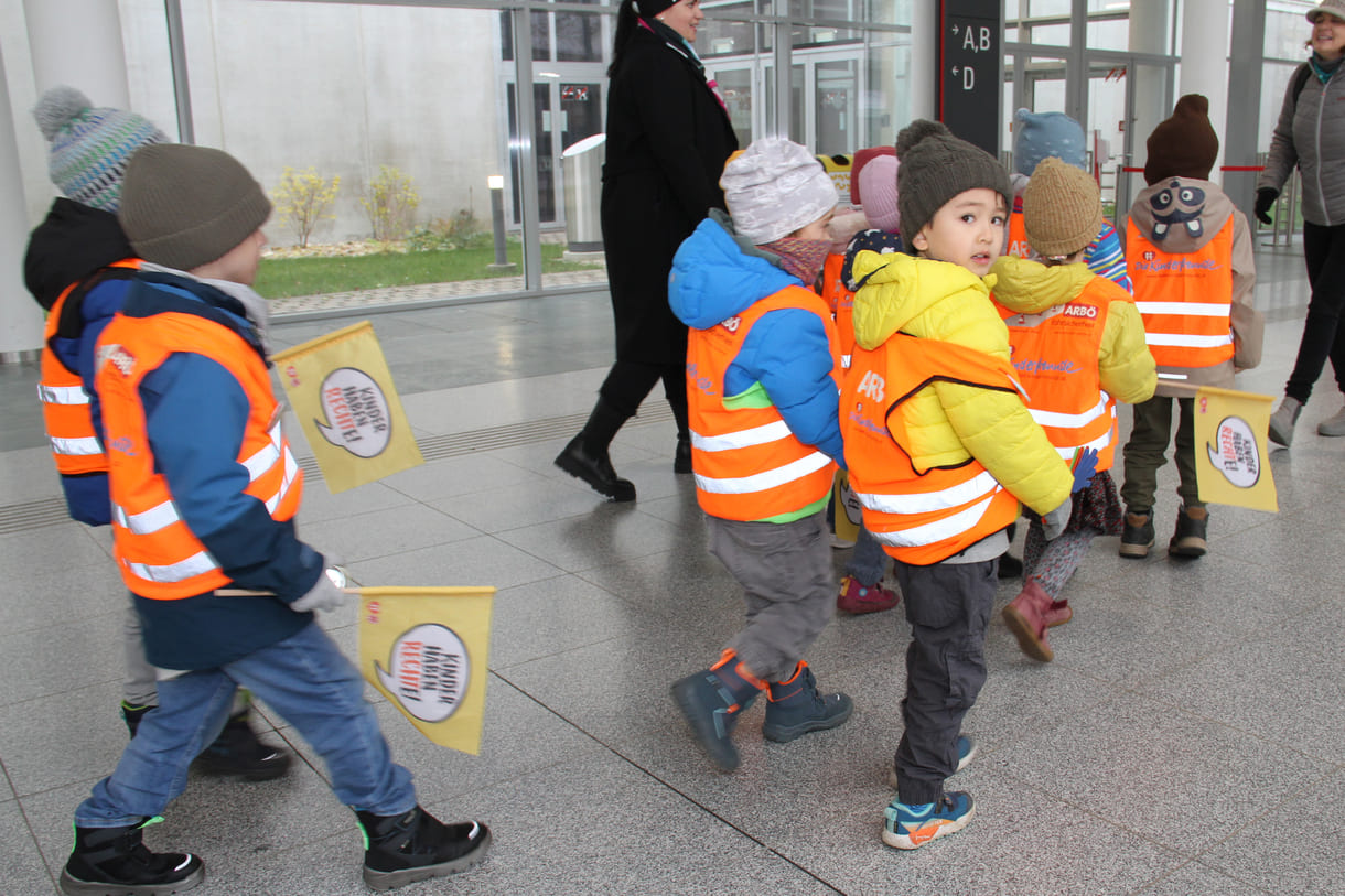 Kinderfreundegruppen aus der Leopoldstadt, dem 2. Wiener Bezirk, machten vor der Interädagogica aufmerksam auf den 