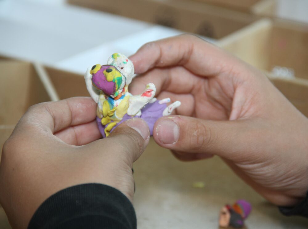 In den Workshops bauen Kinder "Insekten", Fabel- und andere Wesen ...