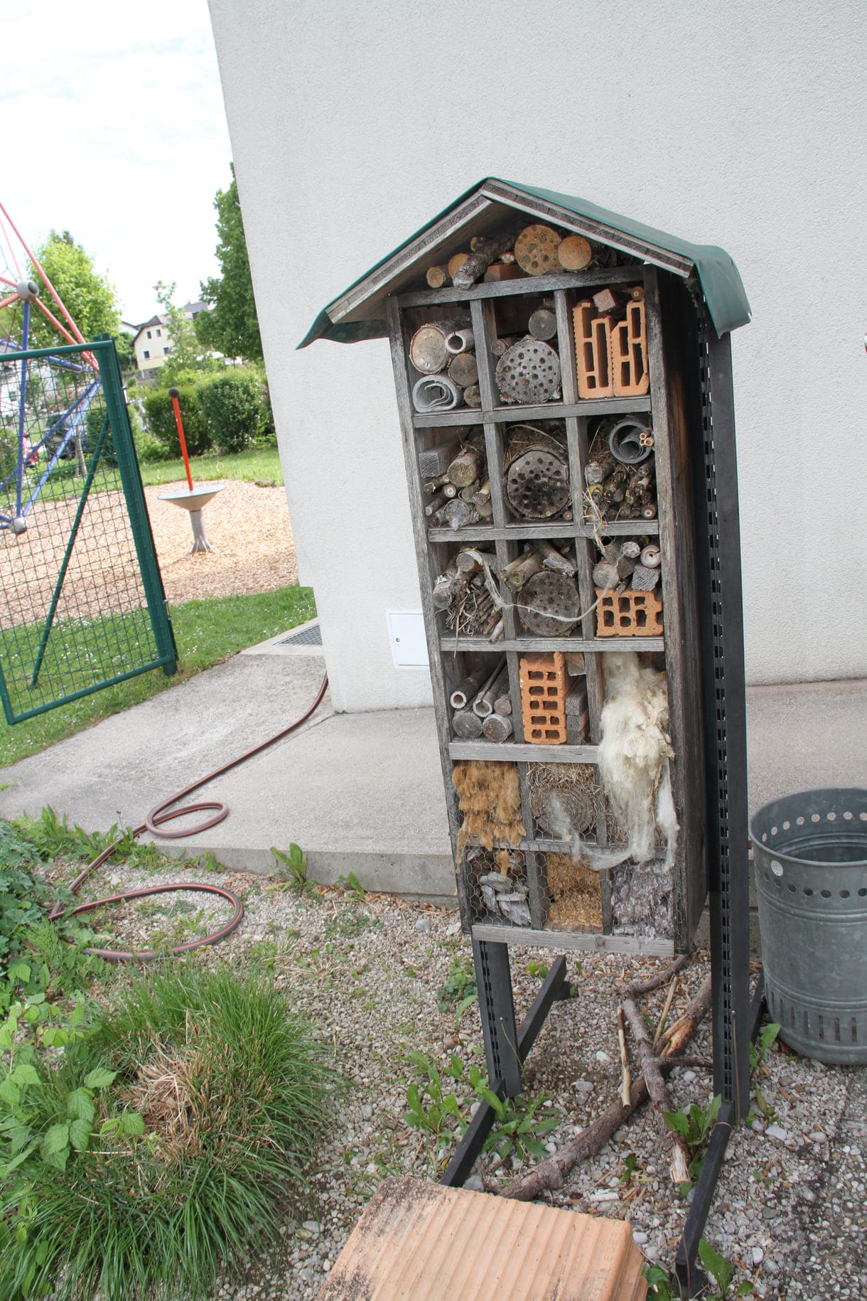 Im Schulgarten gibt's auch ein Insektenhotel