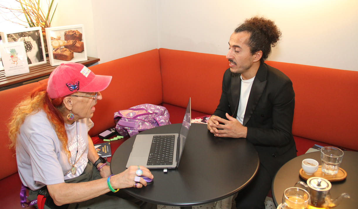 KiJuKU-heinz im Interview mit dem Autor Omar Khir Alanam