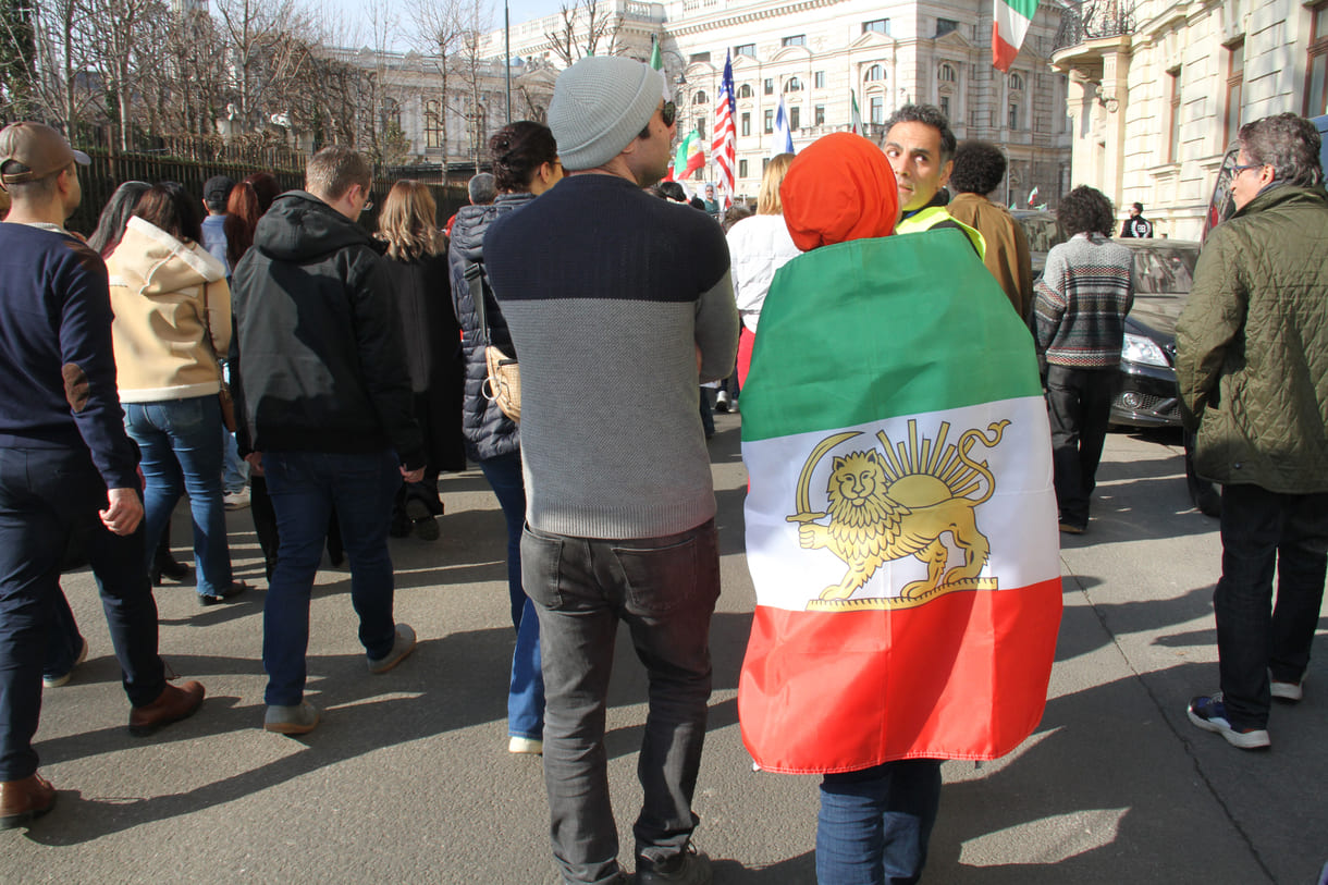 Hundertfach zu sehen die alte persisch-iranisceh Löwenflagge