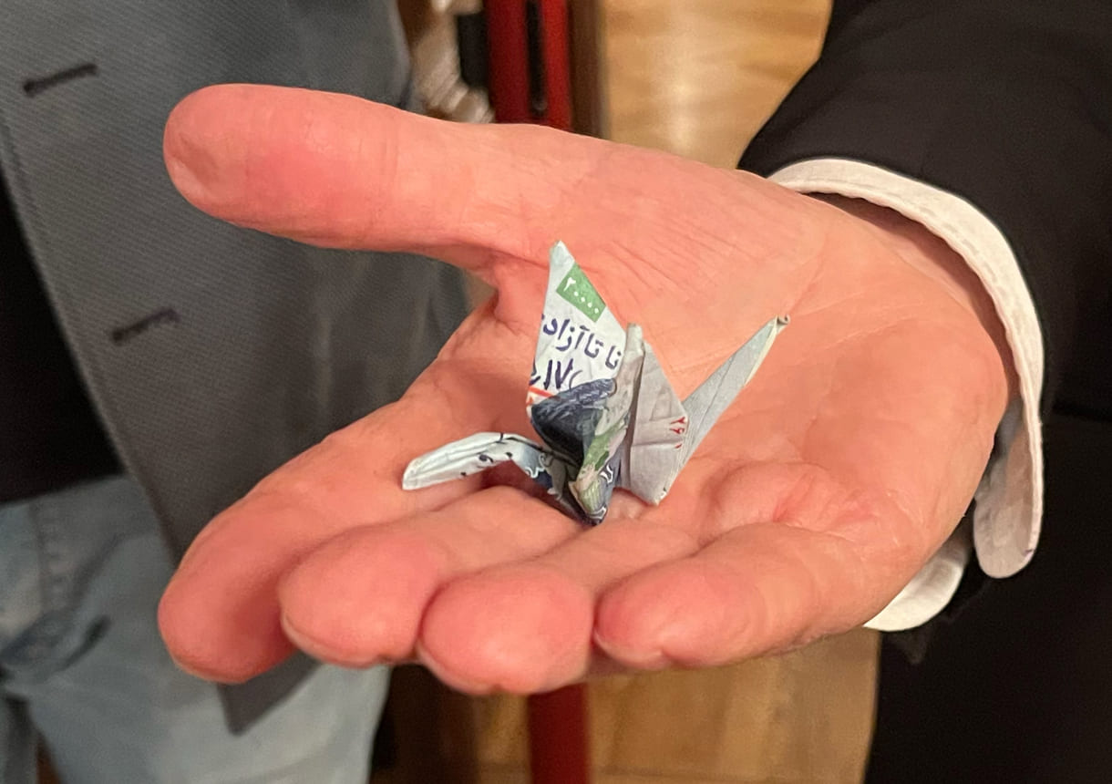 Der kleine Kranich aus dem Iran auf Lois Lammerhubers Hand