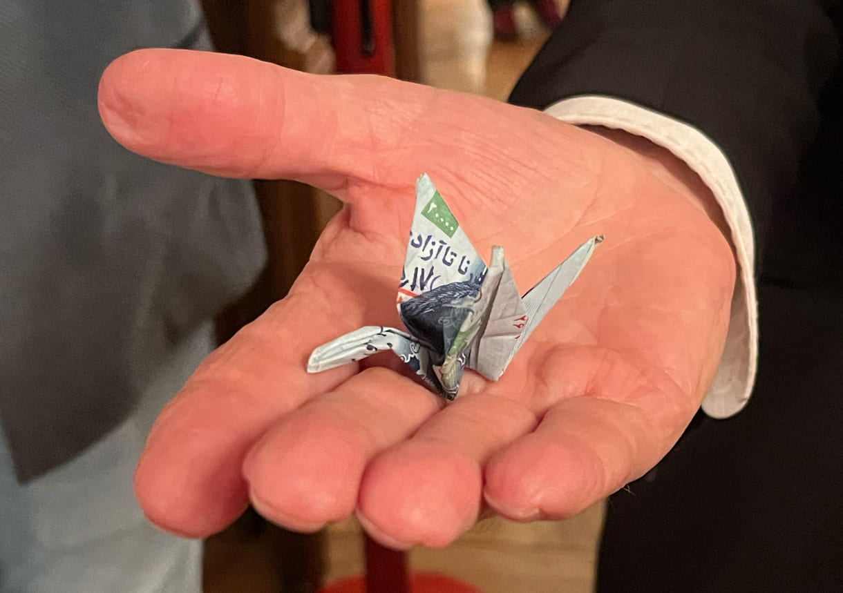 Der kleine Kranich aus dem Iran auf Lois Lammerhubers Hand