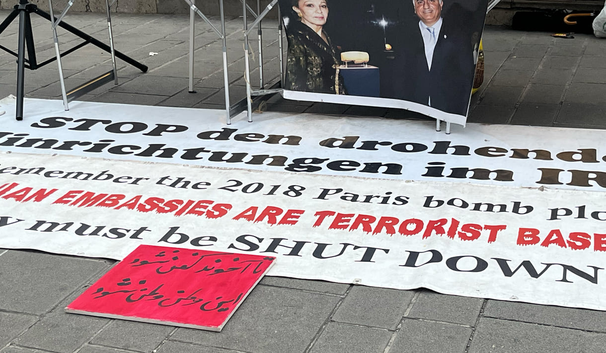 Kundgebung gegen den Abschuss eines Flugzeuges mit 176 Todesopfern vor fünf Jahrn neben der Oper