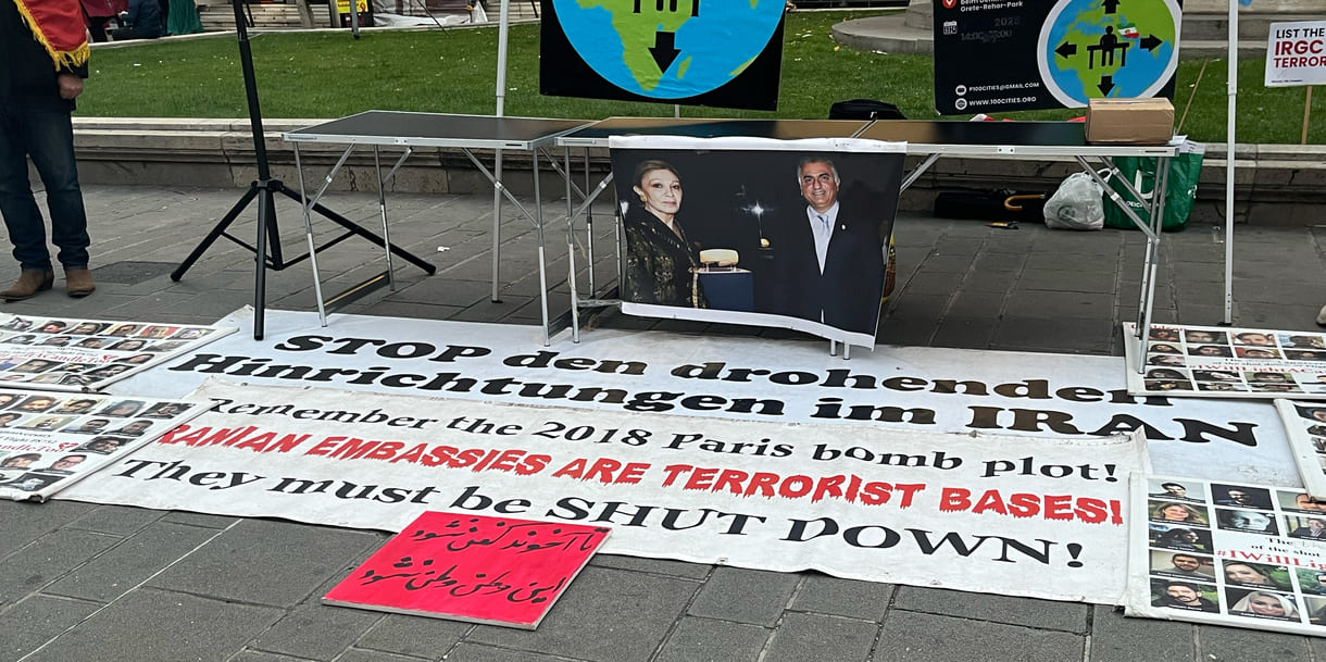 Kundgebung gegen den Abschuss eines Flugzeuges mit 176 Todesopfern vor fünf Jahrn neben der Oper