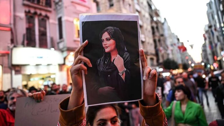 Proteste im Iran gegen den gewaltsamen Tod von Jina Mahsa Amini in Polizeigewahrsam