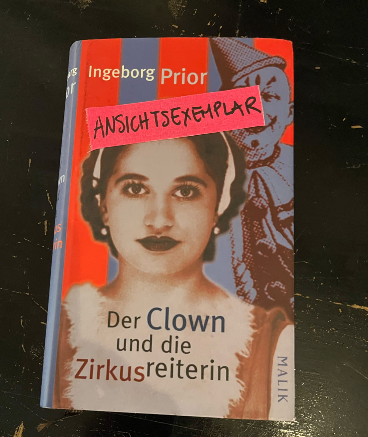 Exemplare des Buches, Broschüren und Videos im Foyer des Theaters boten Zusatzinformationen zu 