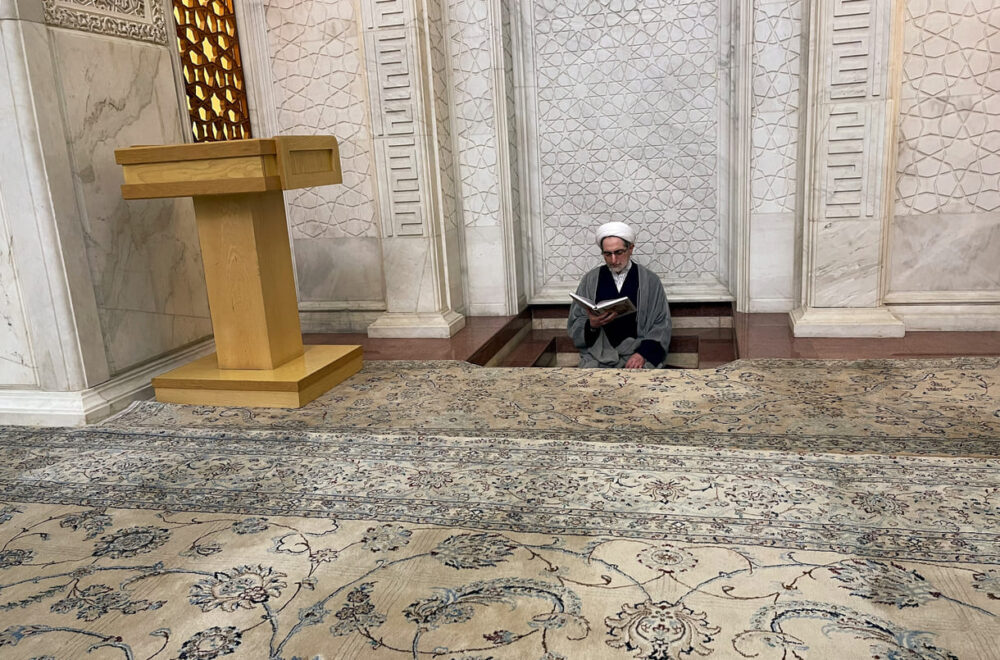 Imam Hajagha Mahdavi in der Moschee