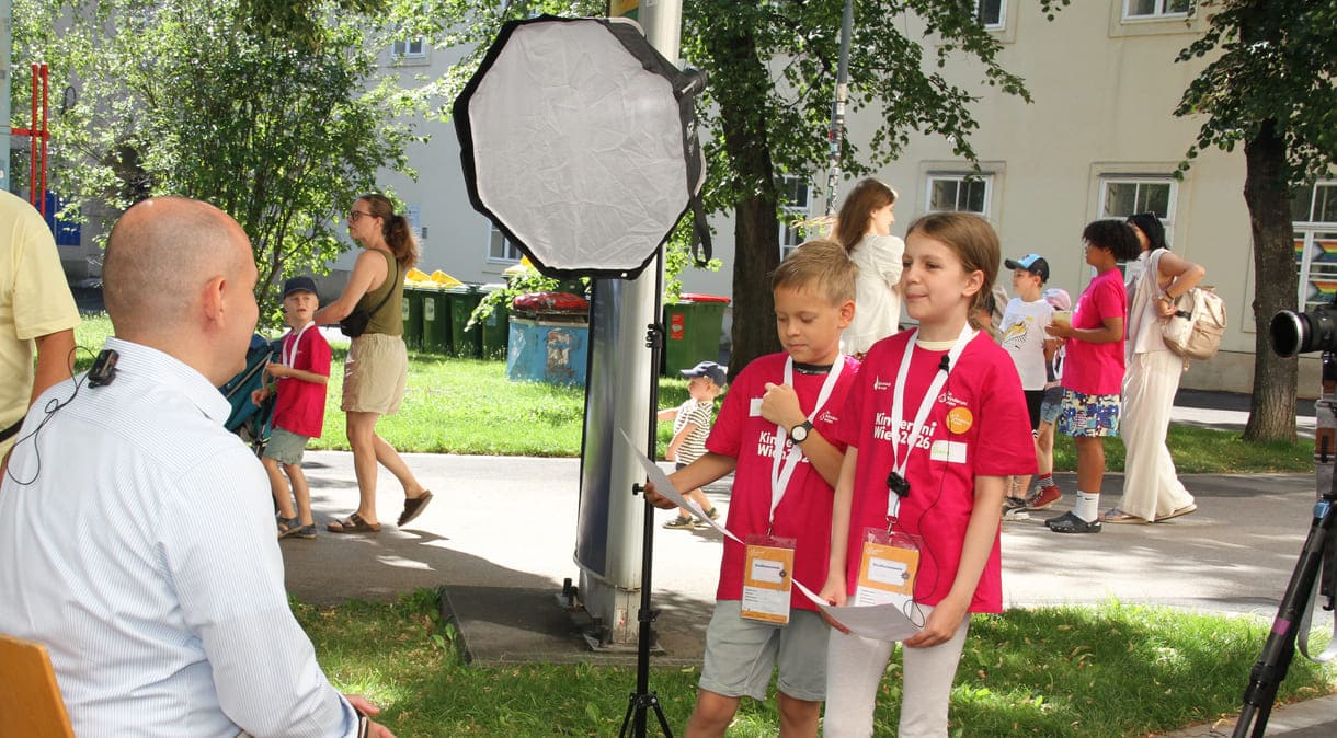 Reporter:innen-Duo Ivan und Elena befragen Enver vom hauptsponsor Bawag