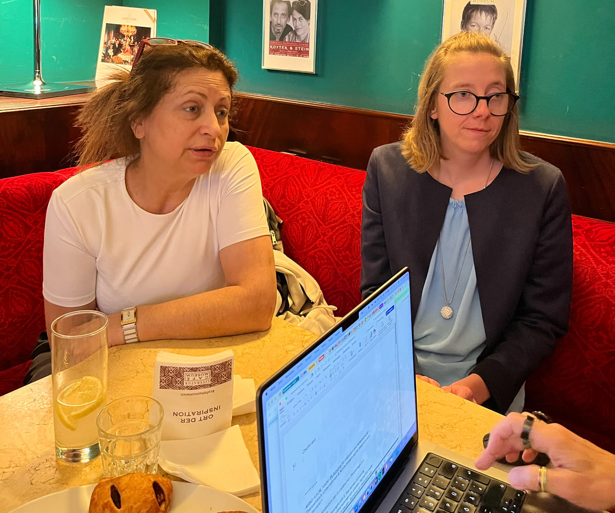 Verena Köll und ihre Chefin Lina Kasapoğlu (links) im Interview mit KiJuKU.at - vor dem Mediengespräch im Wiener Café Museum