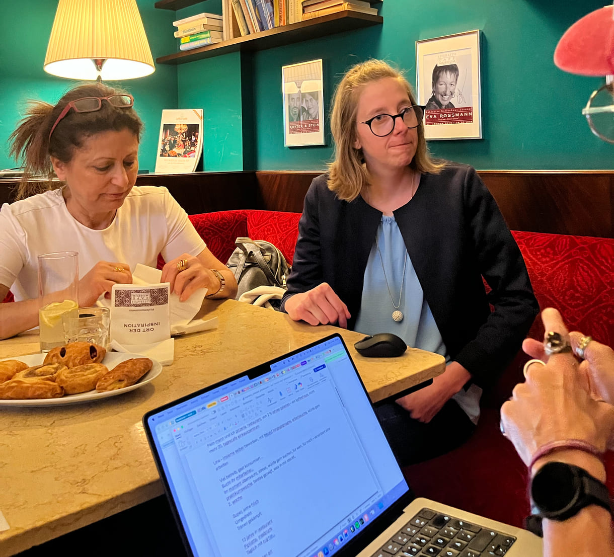 Verena Köll und ihre Chefin Lina Kasapoğlu (links) im Interview mit KiJuKU.at - vor dem Mediengespräch im Wiener Café Museum