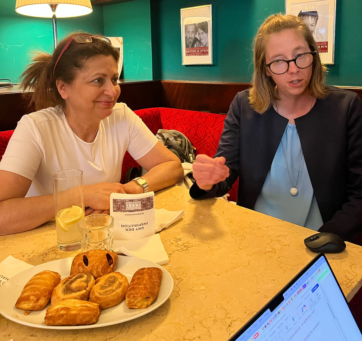 Verena Köll und ihre Chefin Lina Kasapoğlu (links) im Interview mit KiJuKU.at - vor dem Mediengespräch im Wiener Café Museum
