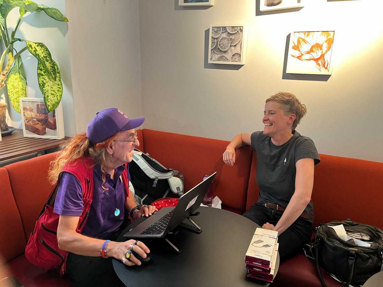 Smartphone-Coach Andrea Buhl-Aigner (rechts) im Interview mit KiJuKU-heinz
