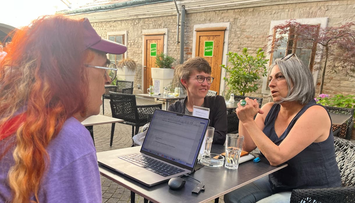 Bérénice Hebenstreit und Aslı Kışlal im Gespräch mit KiJuKU, Heinz Wagner