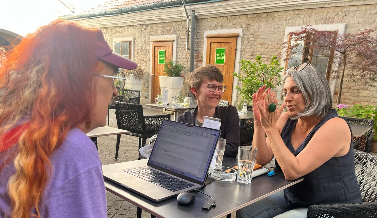 Bérénice Hebenstreit und Aslı Kışlal im Gespräch mit KiJuKU, Heinz Wagner