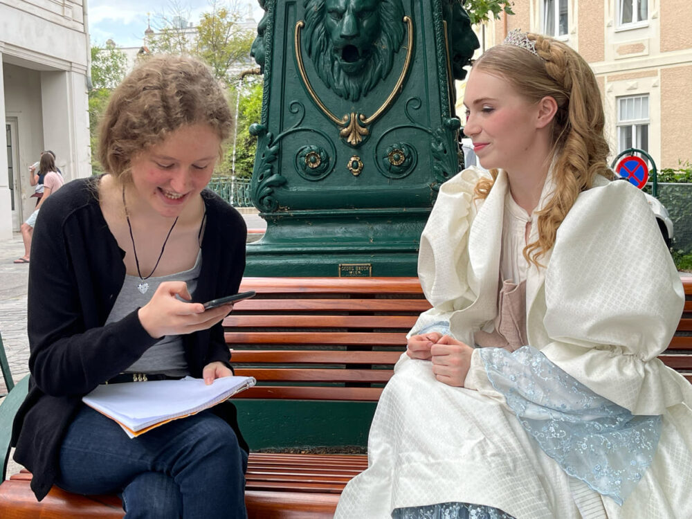 Für KiJuKU interviewte die Schülerin Stefanie Kadlec die Hauptdarstellerin im teatro-Musical Cinderella, Emily Fisher