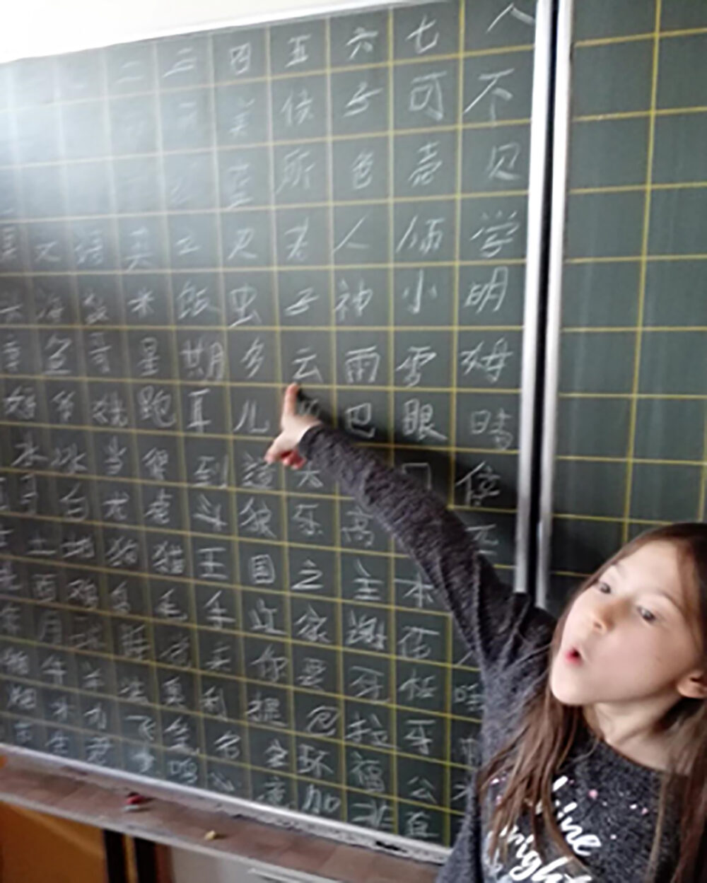 Der erste Tag in der Nachmittagsschule. Ivy Stadler durfte chinesische Schriftzeichen erklären.