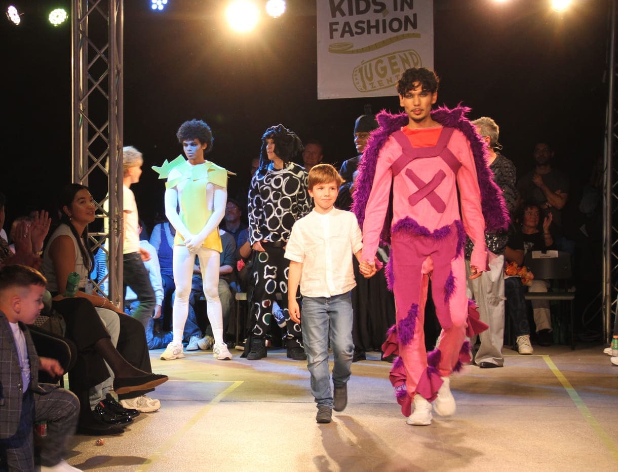 Desgner:innen, die bei der Show anwesend waren mit "ihren" Models auf dem Laufsteg