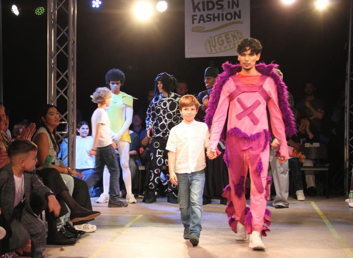 Desgner:innen, die bei der Show anwesend waren mit "ihren" Models auf dem Laufsteg