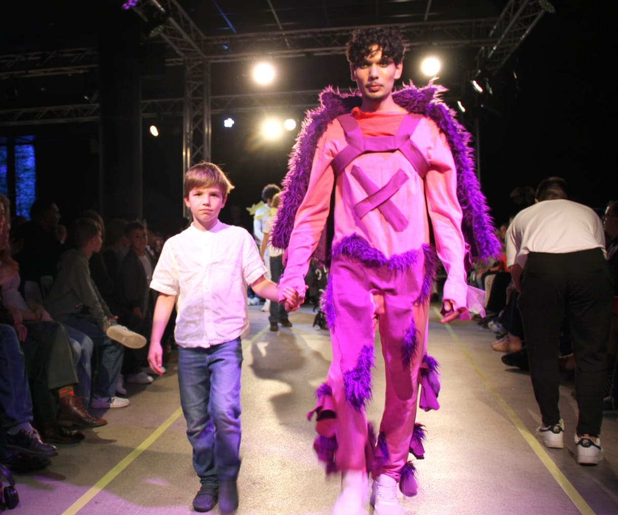 Desgner:innen, die bei der Show anwesend waren mit "ihren" Models auf dem Laufsteg