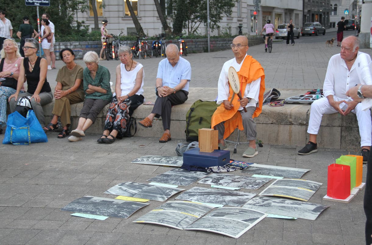 Immer mit dabei ein japanischer Mönch aus der buddhistischen Stupa, der Wiener Friedenspagode