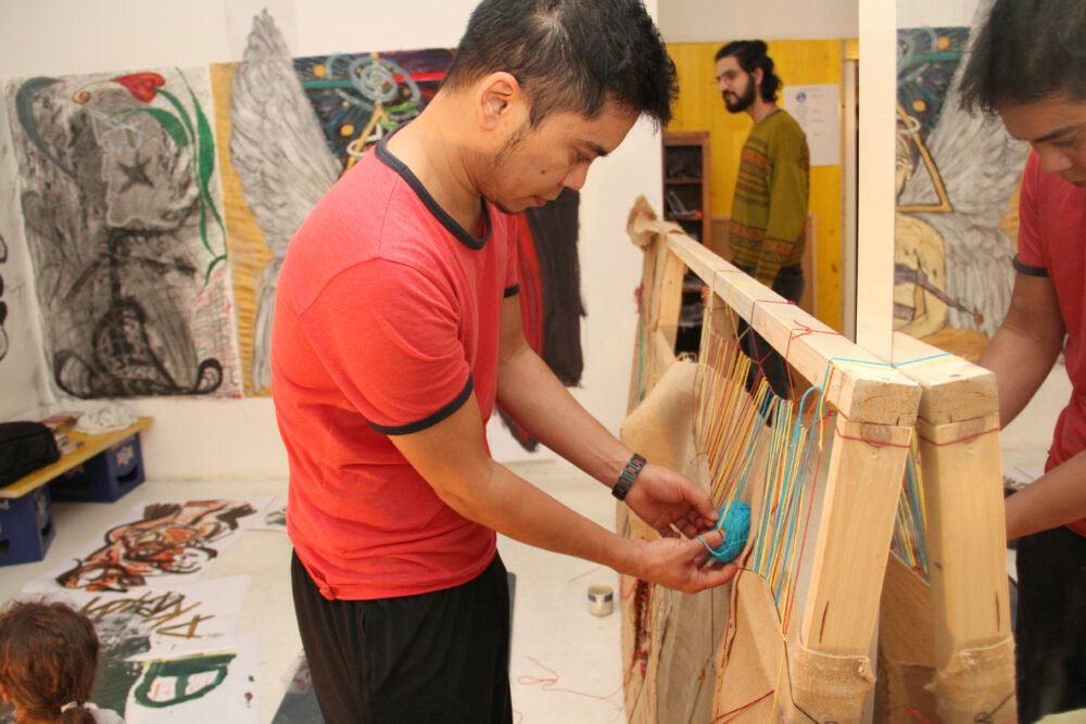 Im Atelier arbeiten die jungen Männer an ihren Bildern und Objekten