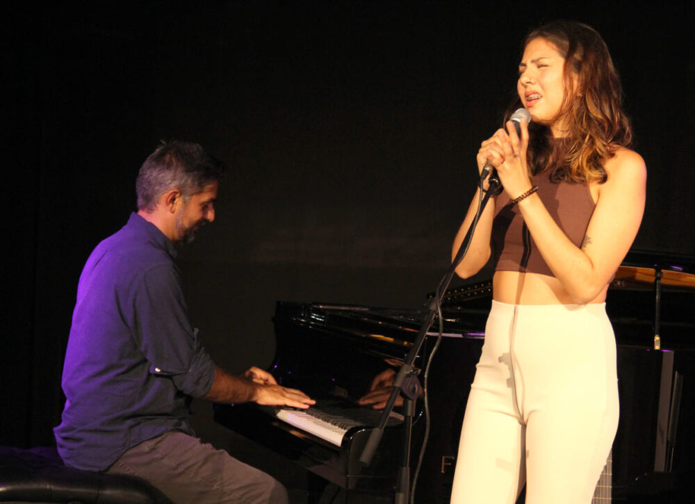 Jasmin singt und Adrian begleitet sie am Klavier