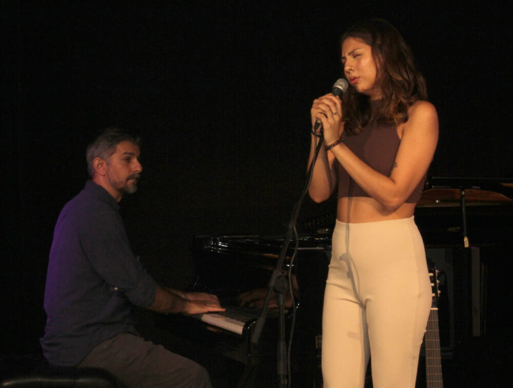 Jasmin singt und Adrian begleitet sie am Klavier