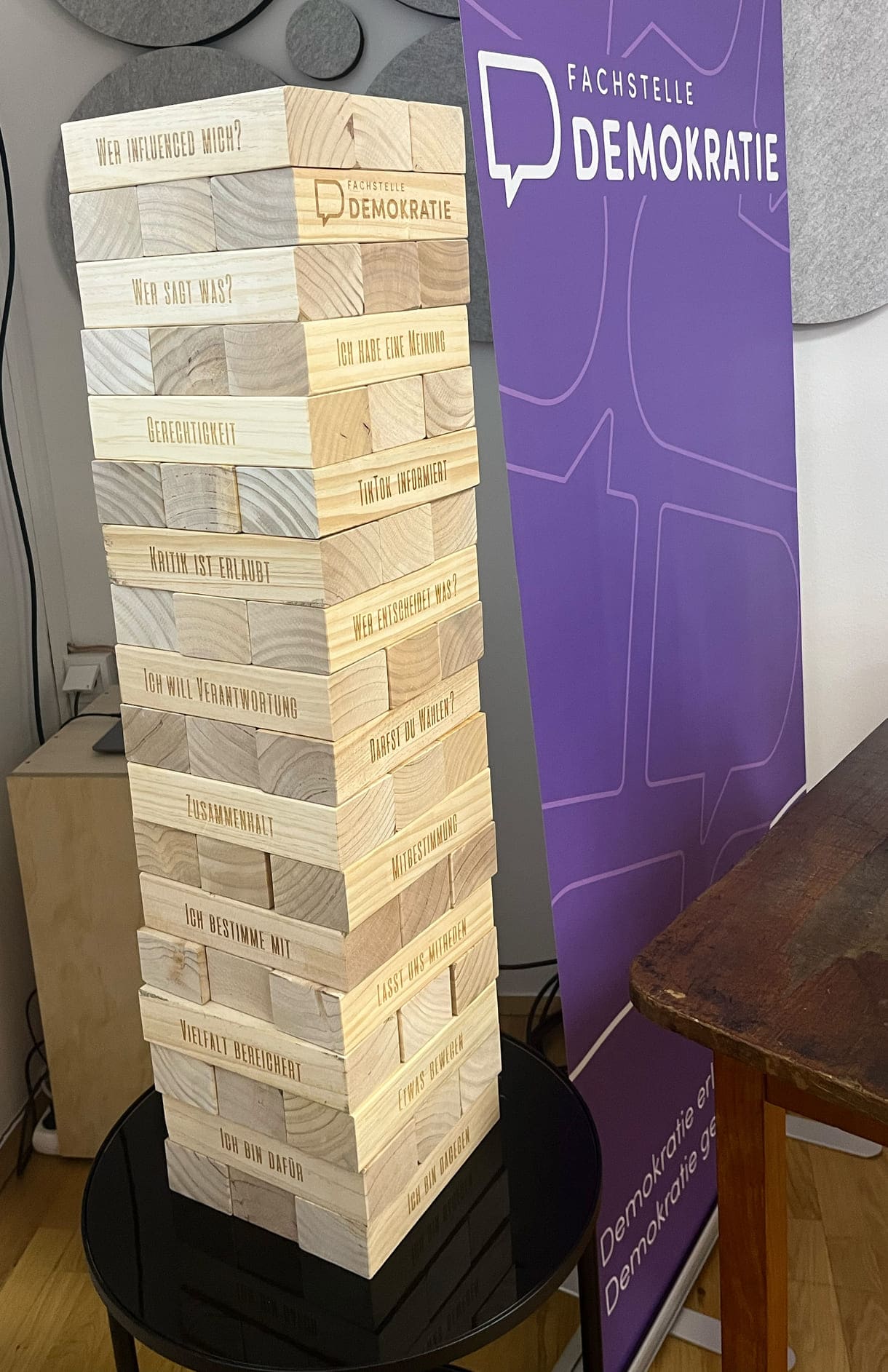 Jenga-Turm mit Demokratie-Begriffen