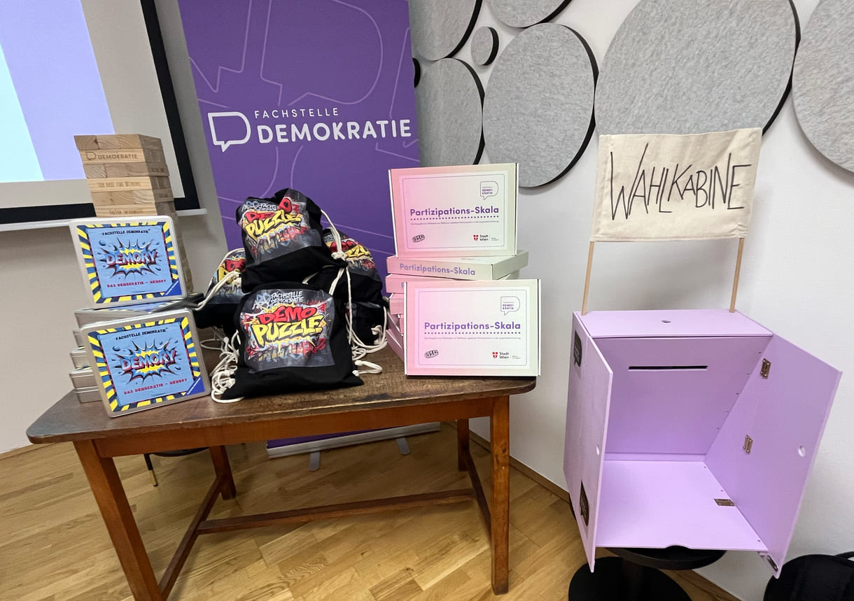 Jenga-Turm mit Demokratie-Begriffen