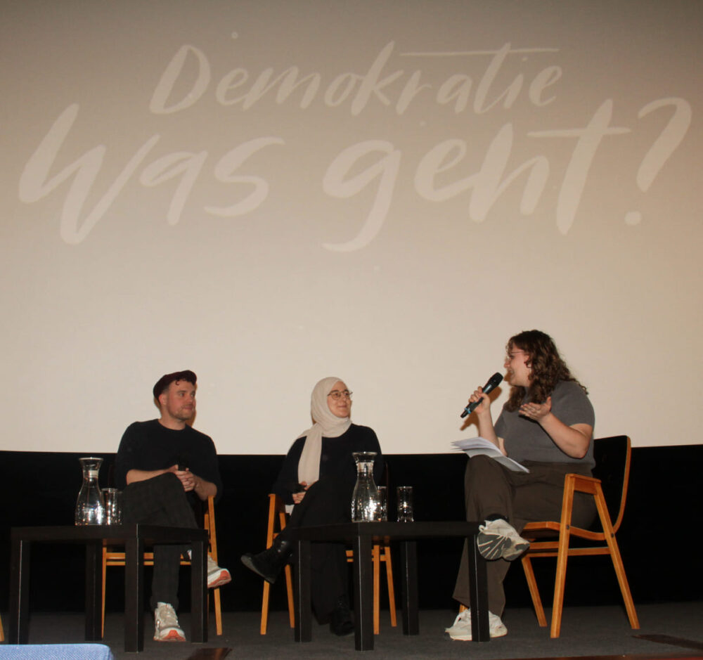 Jonas Schreiner und Esma Bošnjaković vom „Demokratie, was geht?“-Team, dem auch die Moderatorin des Nachmittags Asja Ahmetović angehört