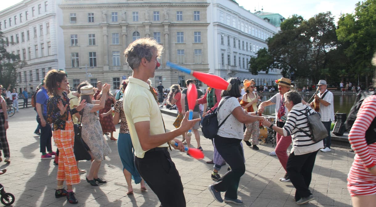 Jonglieren mit Keulen