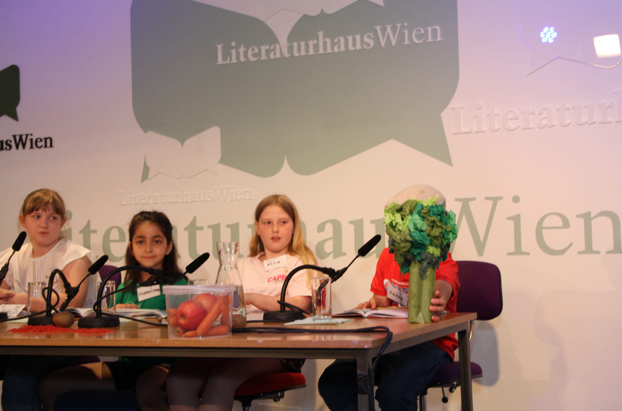 Fünf der sieben jungen Juror:innen stellen ihre ausgewähltes Buch sowie dei Begründungen vor