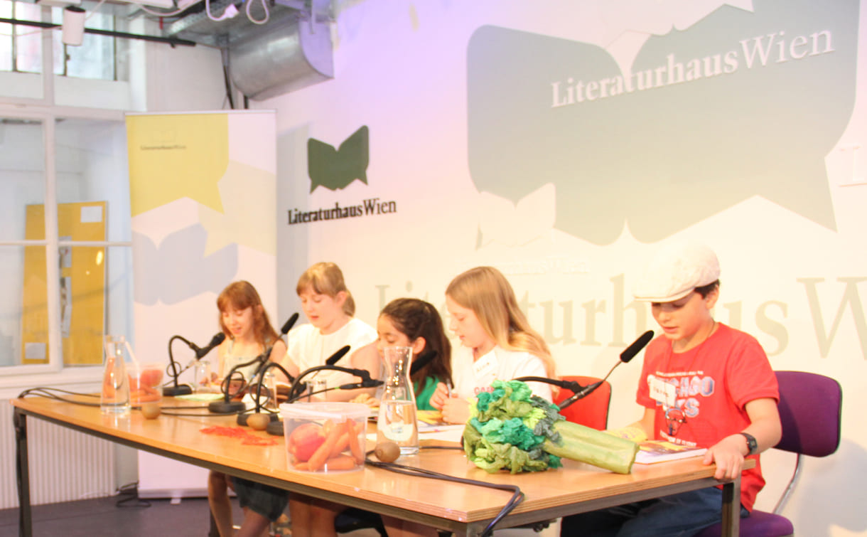 Fünf der sieben jungen Juror:innen stellen ihre ausgewähltes Buch sowie dei Begründungen vor