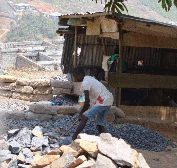 Ein leider gewohntes Bild in Sierra Leone. Stundenlang zerschlagen Kinder in der Hitze Felsen zu Schotter, oft um den Lebensunterhalt ihrer Familien mitzufinanzieren. Diese extrem harte Arbeit findet meist unter gefährlichen Bedingungen statt, bei denen Verletzungen und tödliche Unfälle durch Steinschlag keine Seltenheit sind.