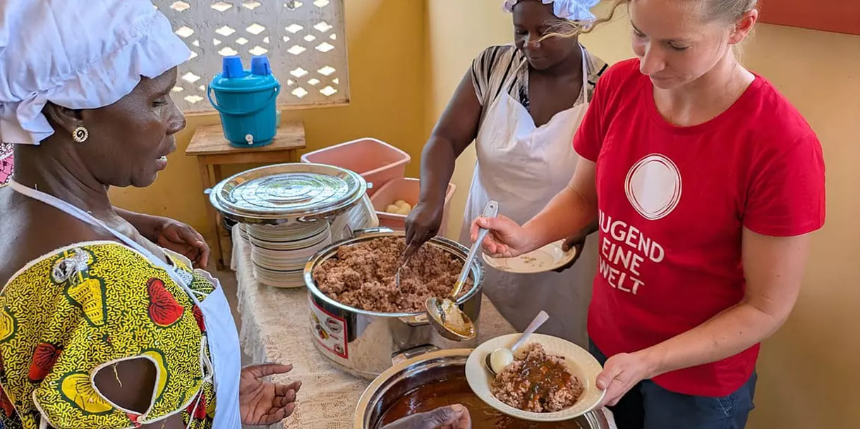 Warme Mahlzeiten für Kinder in Kulmasa, im Norden Ghanas