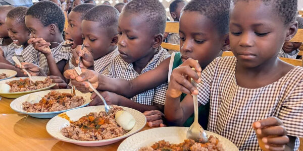 Warme Mahlzeiten für Kinder in Kulmasa, im Norden Ghanas