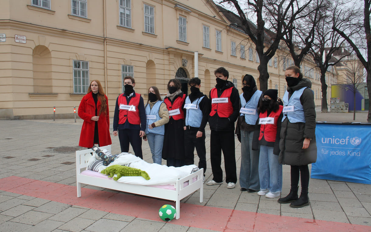 Barbara (Meier, prominente Unicef-Österreich-Ehrenbeauftragte), Florian, Sabrina, Naomi, Jad, Michael, Harleen, Jasmin und dazu noch Charlotte (bei der UN-Organisation für Jugend-Partizipation und Engagement verantwortlich)
